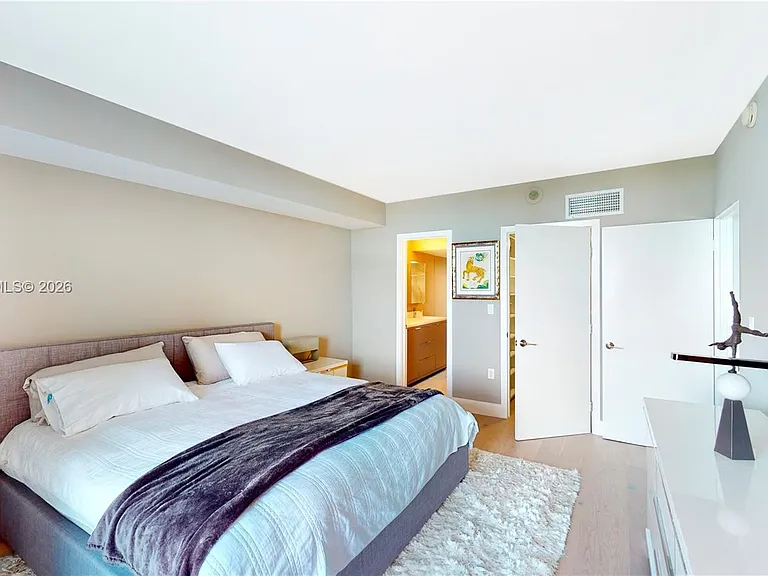 10275 Collins Ave #724 — Photo 6