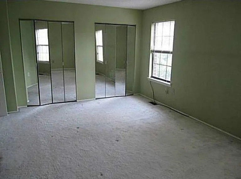 239 Hampshire Ct — Photo 7