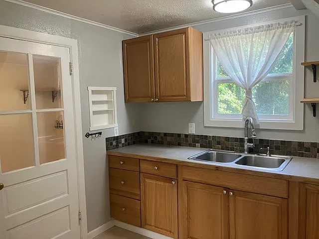5915 Waller Rd E — Photo 9