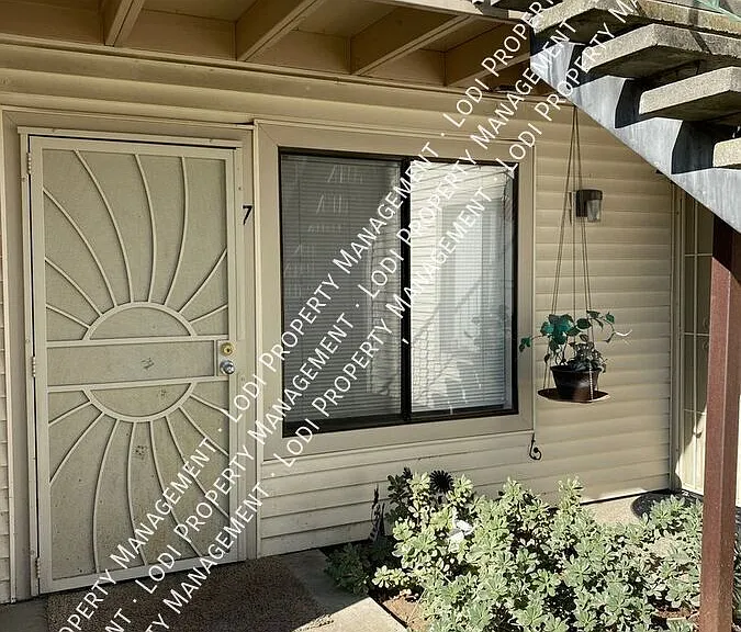 2524 Winchester St #7 — Photo 2