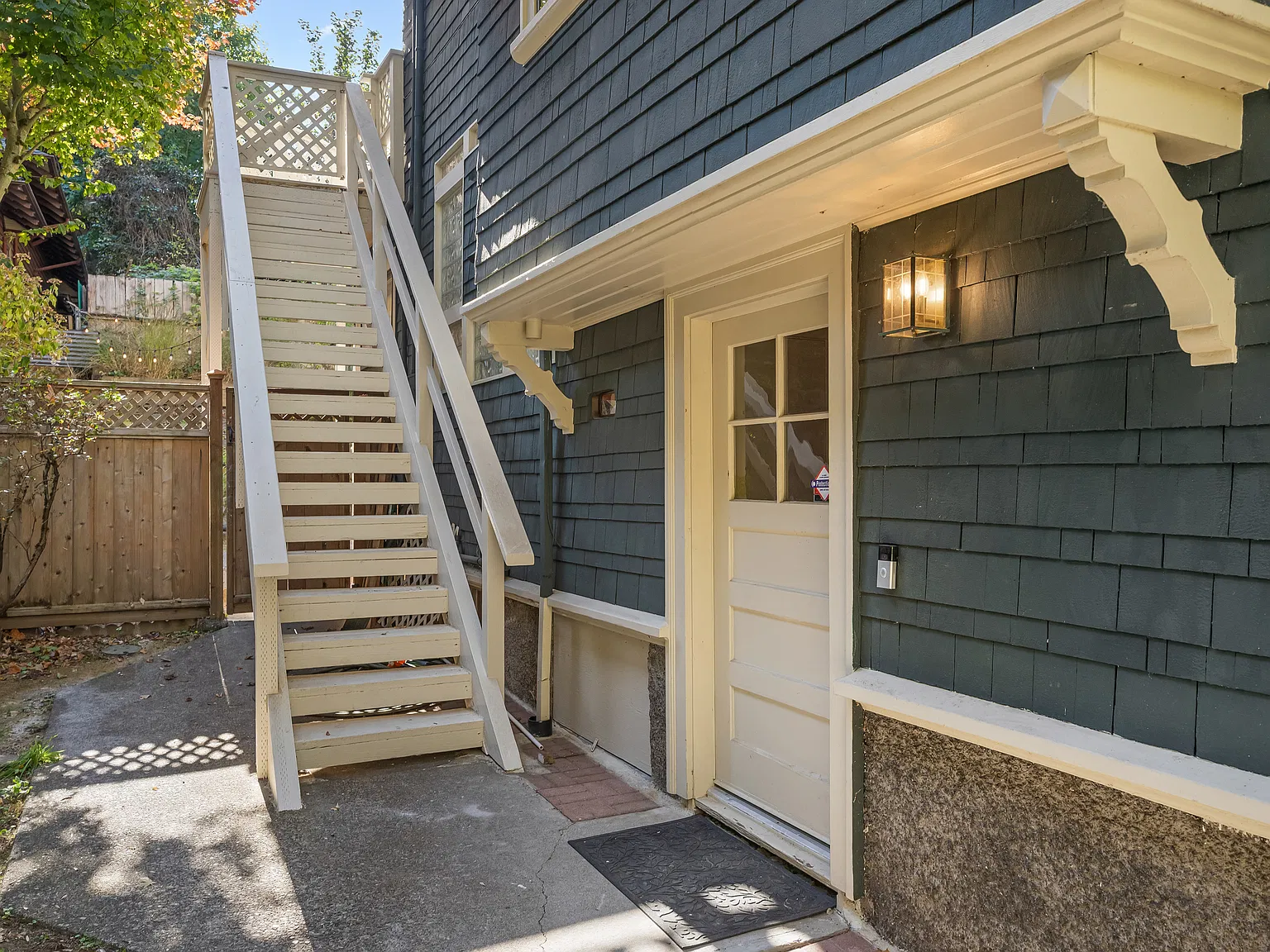 1 bed, 1.5 bath, 915 sqft, $1,300 — Photo 2