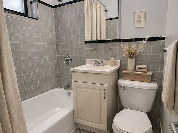 5th image of 527 E 88th St APT 5D
