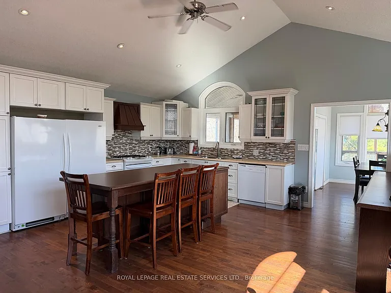 100 Essa Rd #UPPER LEVEL — Photo 6