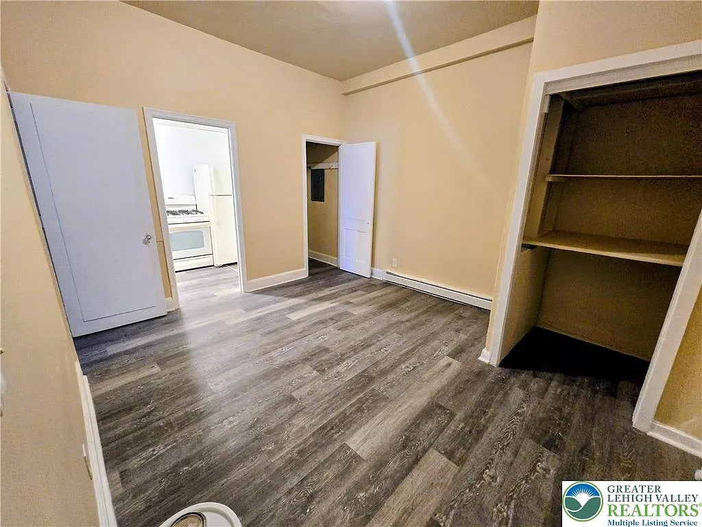 Building Photo - 42 N 8th St #1R