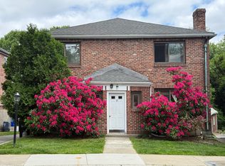 9 Reservoir Rd #1, Chestnut Hill, MA 02467