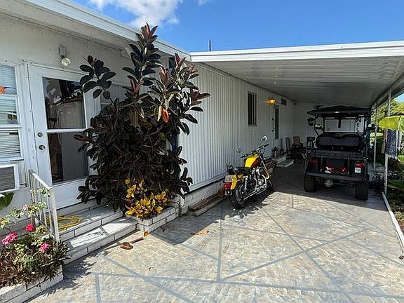 3rd image of 5715 Lagoon Dr