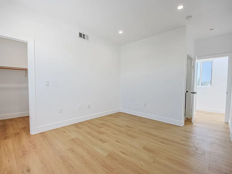 2851 S Victoria Ave — Photo 26