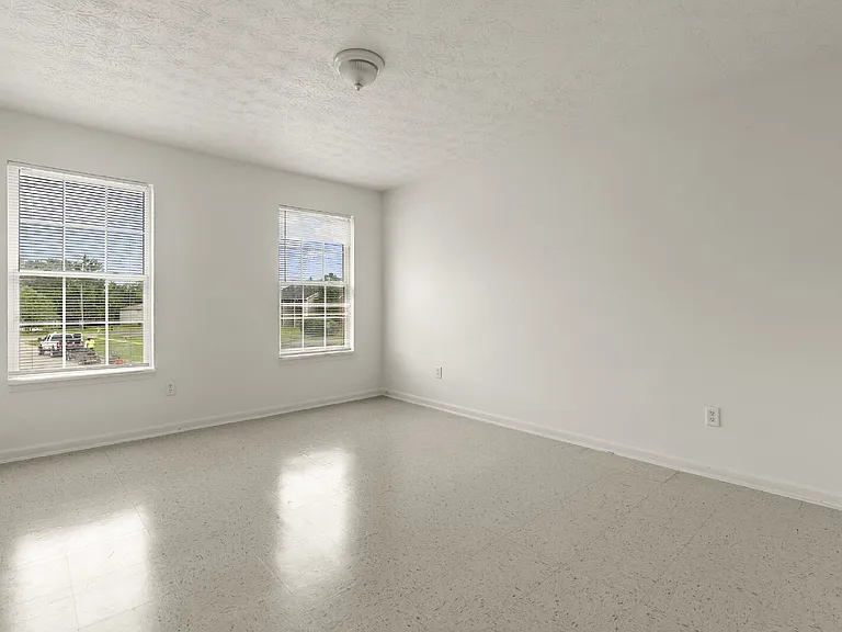 10439 Hillpark Dr — Photo 6