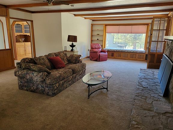 Living room with large picture window looking out to the Deschutes
