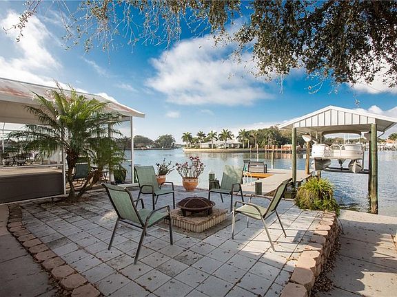 3rd image of 3134 Bayshore Blvd NE