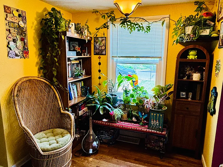 Plant or dinning nook