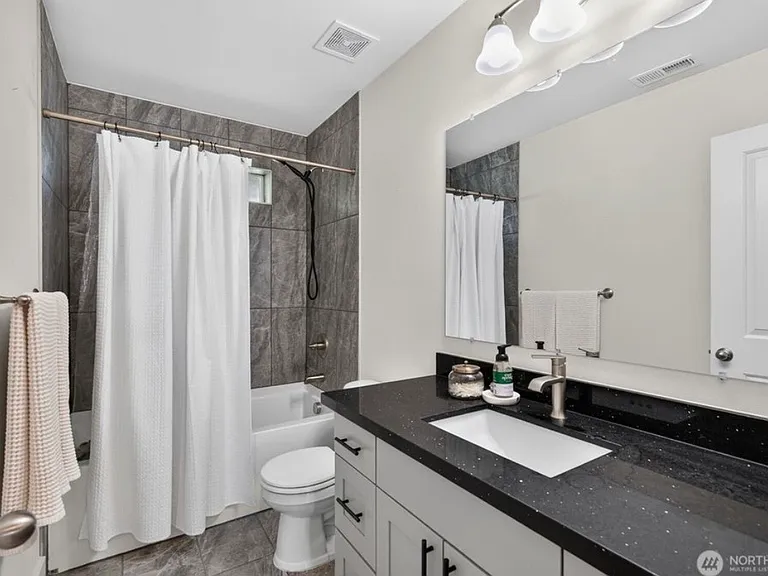 324 E 2nd St #B — Photo 21