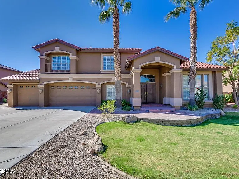 1705 E Coconino Dr — Photo 2