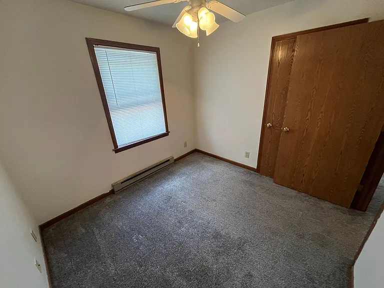 Leslie Manor Apartments — Photo 5