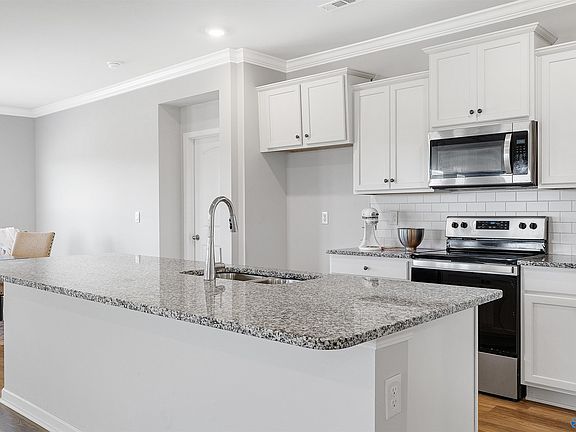 4th image of 302 Mistfield St