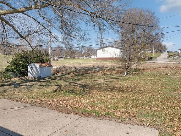 4th image of 3321 Linda Ln