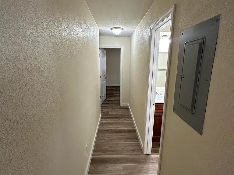 565 Jackson Ave — Photo 8