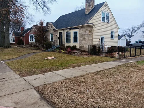425 Browns Ln Photo 1