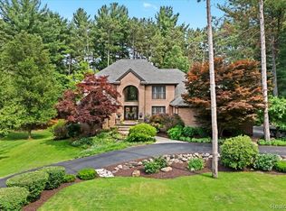 5523 Hidden Pines Dr, Brighton, MI 48116