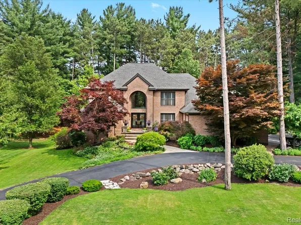 5523 Hidden Pines Dr, Brighton, MI 48116