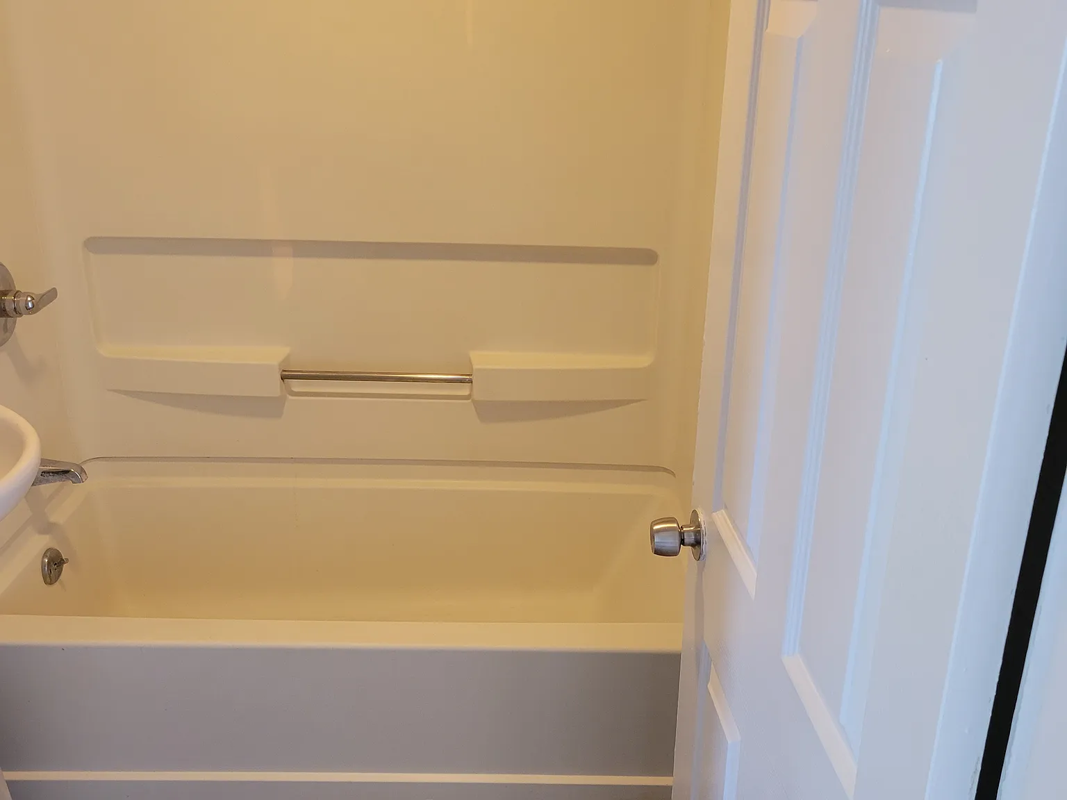 4 bed, 1300 sqft, $2,100 — Photo 2