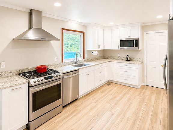 3rd image of 508 Piney Point Rd
