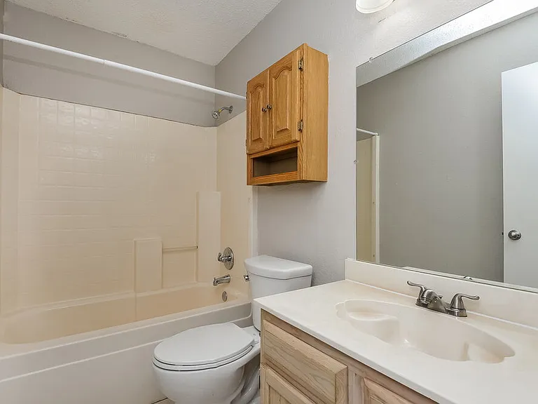1040 Glencrest Dr — Photo 15