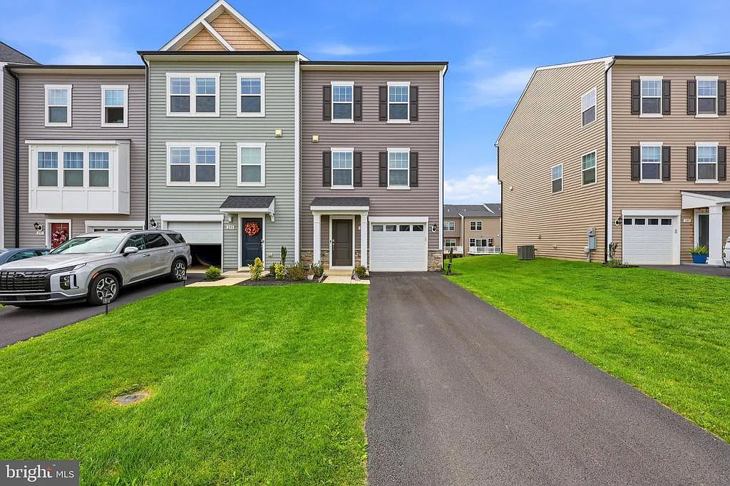 3 bed, 3.5 bath, 2000 sqft, $2,150 — Photo 1