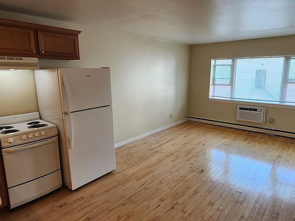 4th image of 2030 N Oakland Ave APT 306