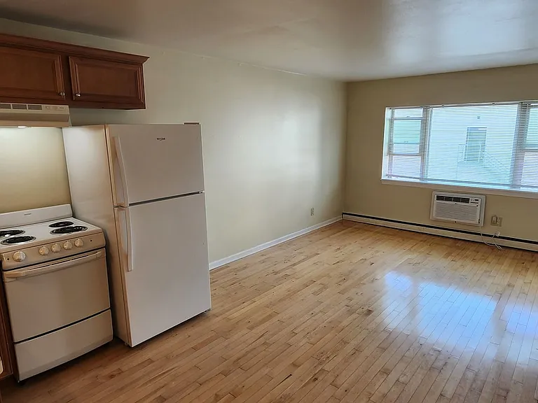 2030 N Oakland Ave — Photo 5
