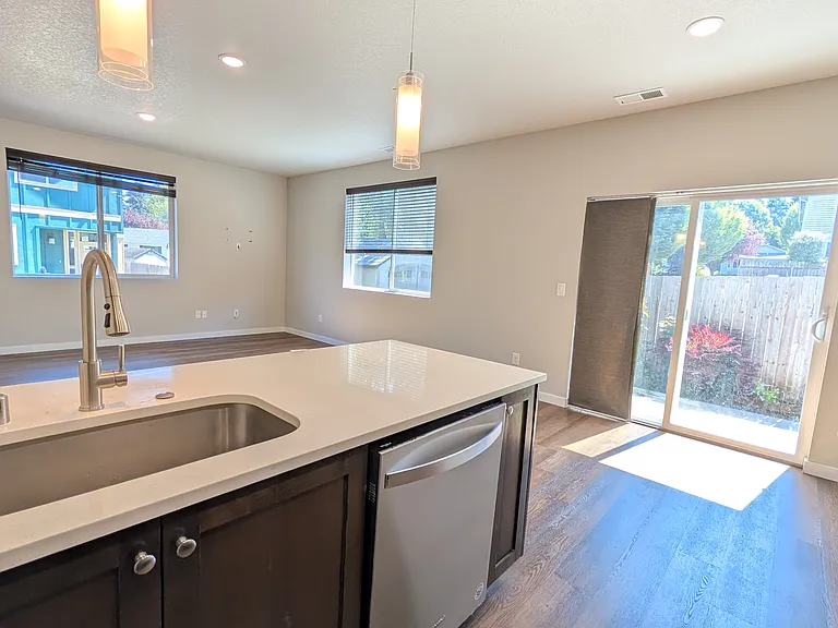 6019 NE 55th Cir — Photo 3