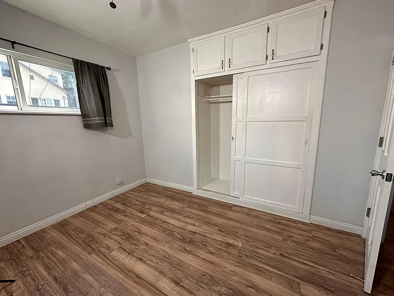 6128 De Longpre Ave #4 — Photo 10