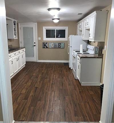 5th image of 704 W School St