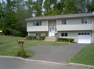 9 Zachary Ct, Chestnut Ridge, NY 10977