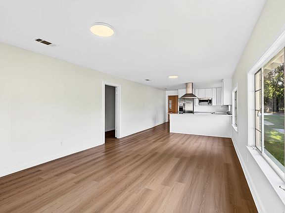 3rd image of 303 44th St
