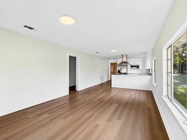 303 44th St — Photo 3