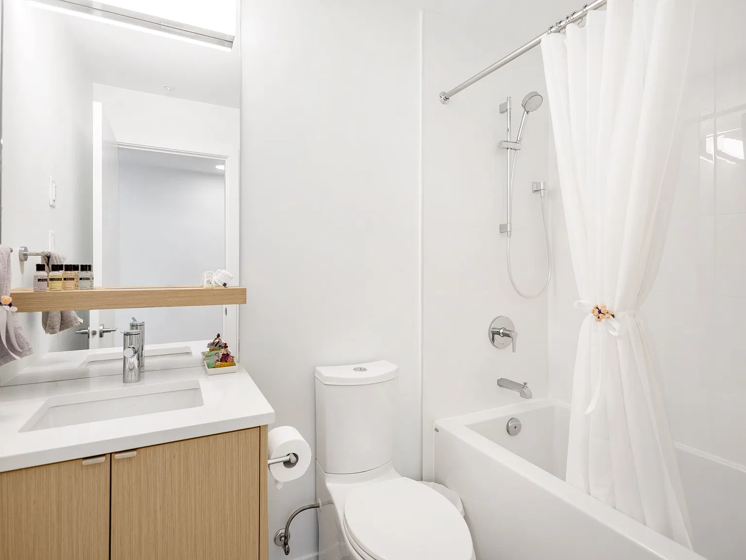2 bed, 750 sqft, $3,200 — Photo 2