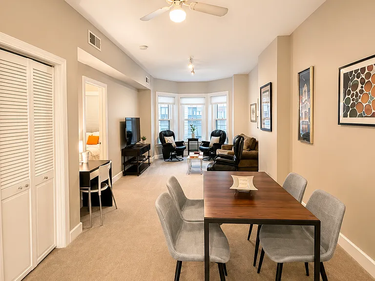 642 N Dearborn St #4 — Photo 2