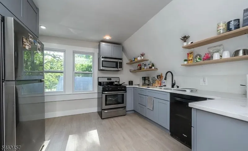2 bed, 1.0 bath, $2,600 — Photo 3