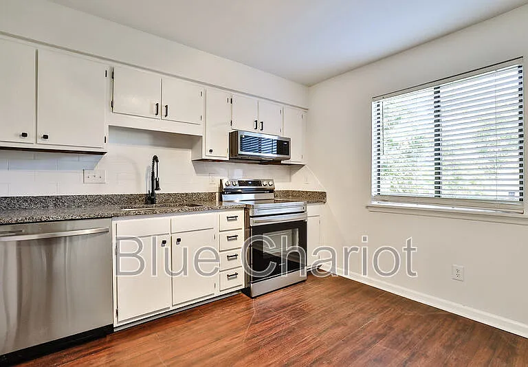 1000 Fargo St #E3 — Photo 6