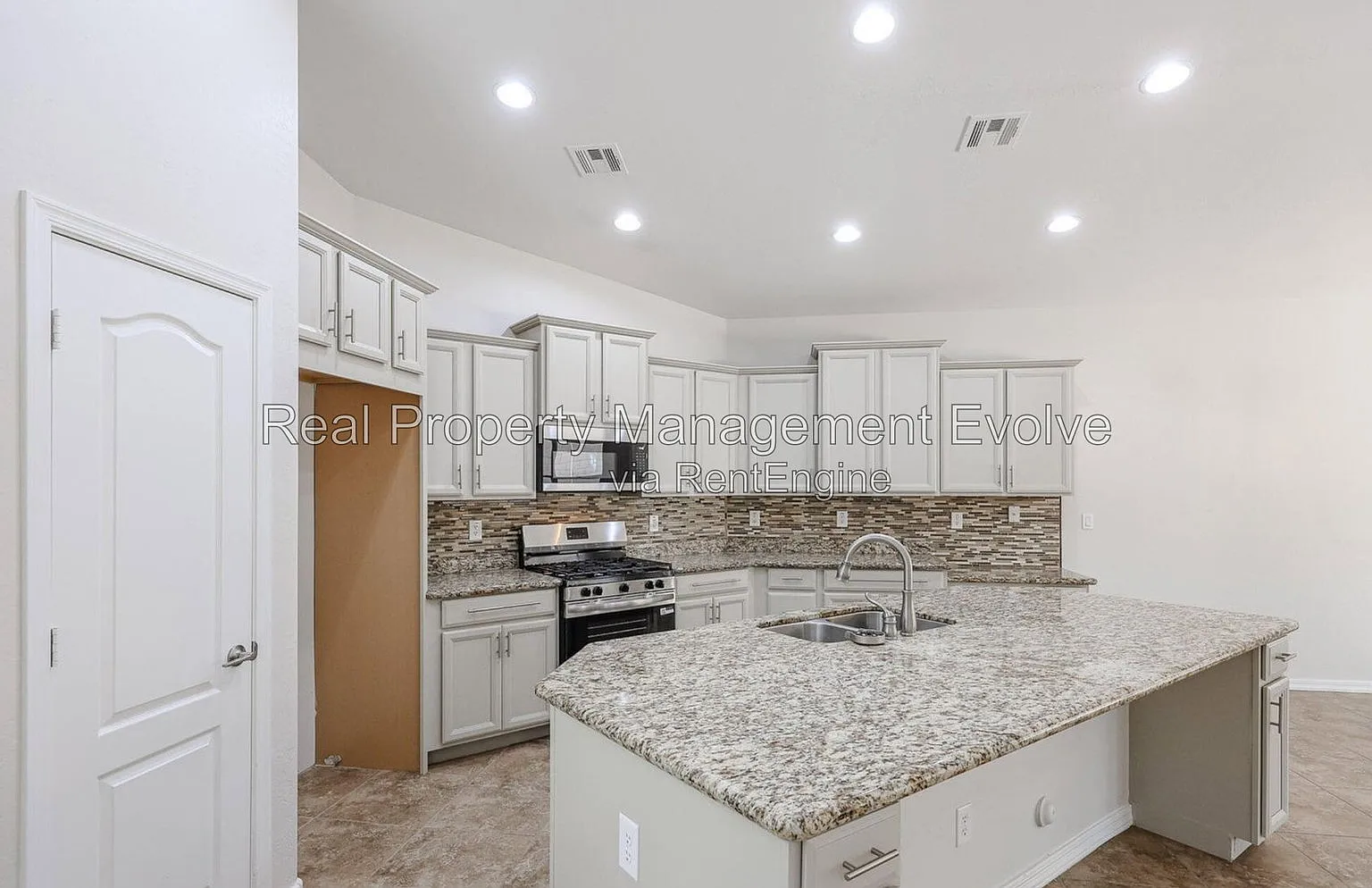 3 bed, 3.0 bath, 2170 sqft, $2,500 — Photo 4