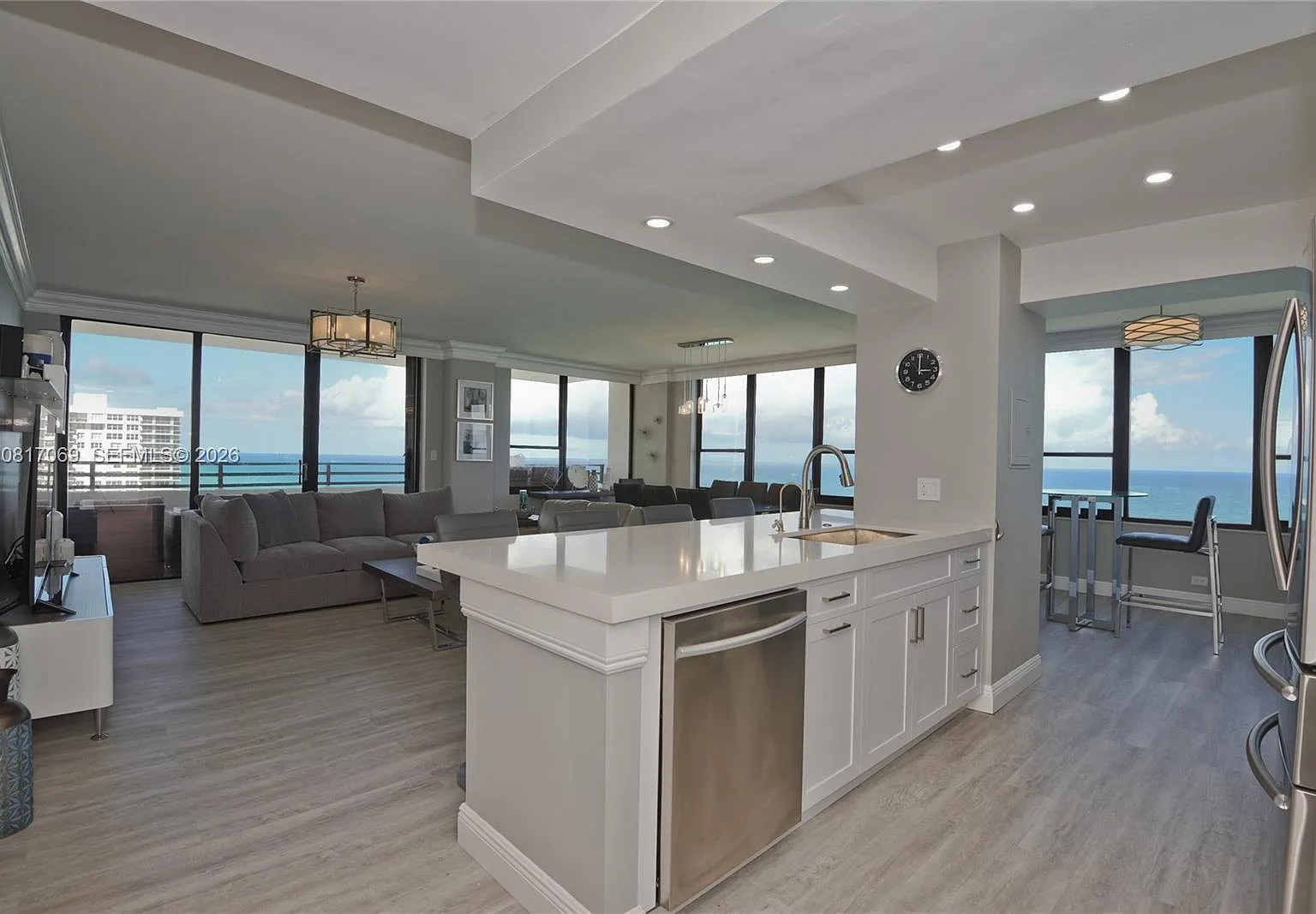 Alexander Towers Condo — Photo 2