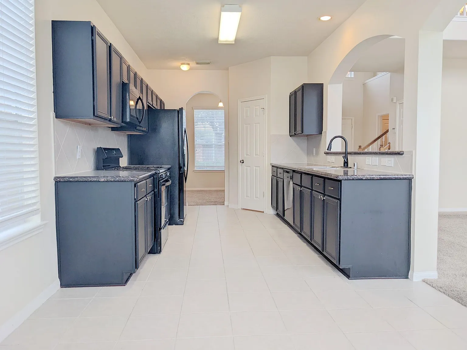 4 bed, 3.5 bath, 2558 sqft, $2,450 — Photo 4