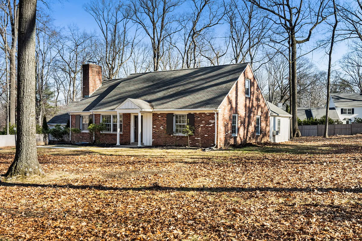 Building Photo - 310 Pine Tree Rd