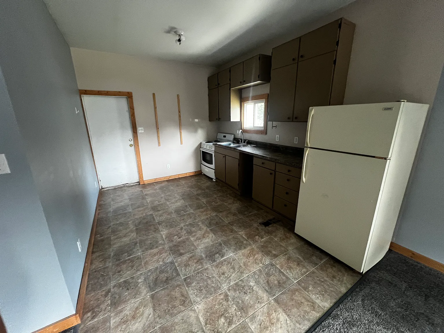 2 bed, 1045 sqft, $875 — Photo 3