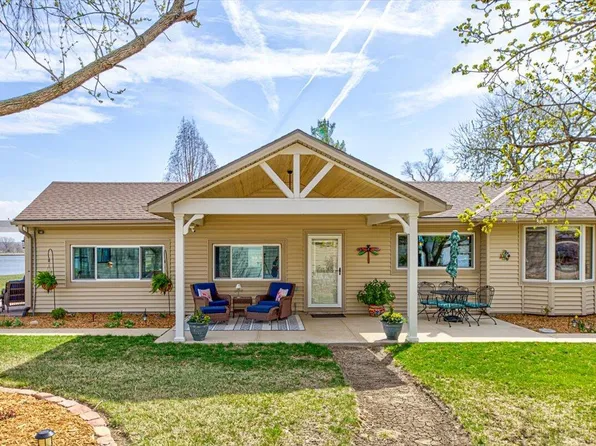 902 Avenue R, Carter Lake, IA 51510