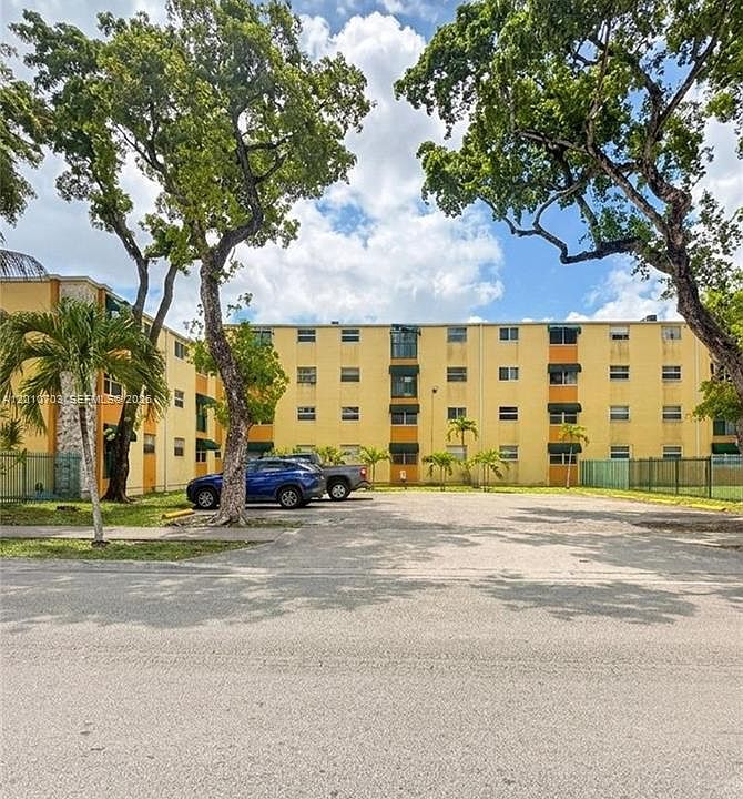 1st image of 666 W 81st St APT 316