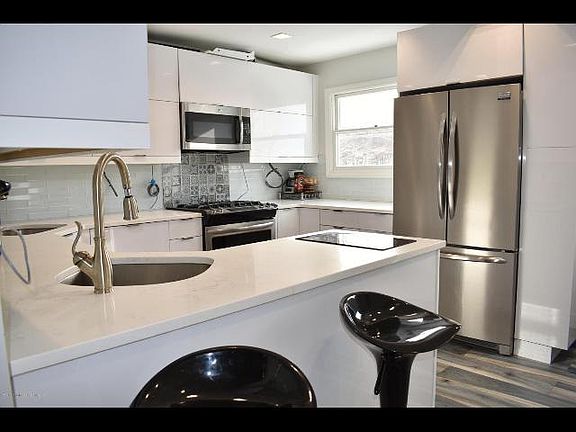 2nd image of 16 Oakville St