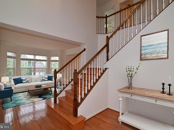 Welcoming 2-story foyer and gleaming hardwood