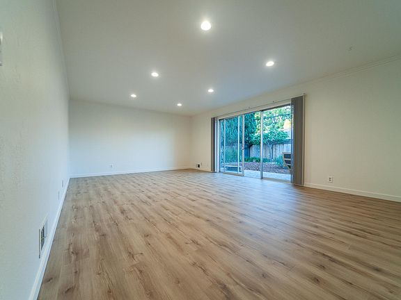 3rd image of 895 Whitethorne Dr